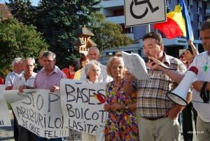 protestele-s-au-reluat-la-bistrita-se-cere-demisia-lui-basescu-foto_4