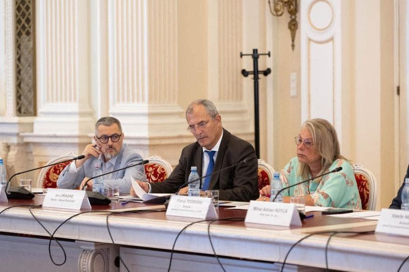 Ar putea fi o imagine cu 3 persoane